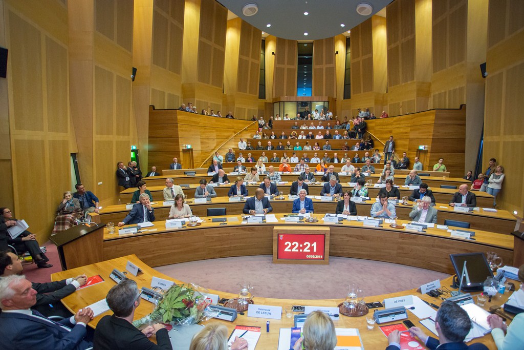 gemeenteraad in raadzaal